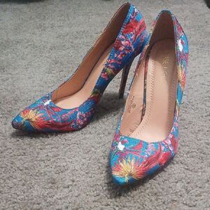 Chase & Chloe LALA floral  pointed toe heels Sz 8 EUC